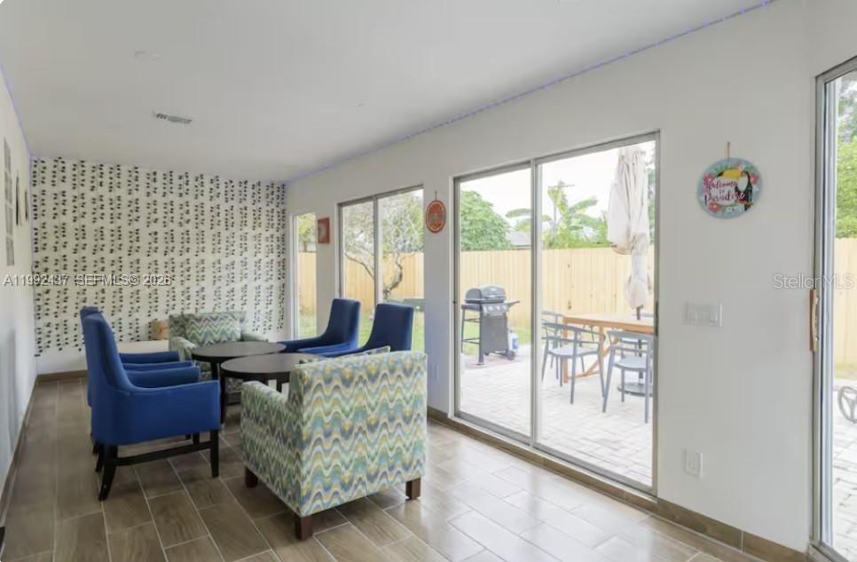 UNIVERSITY SHORES - Residential