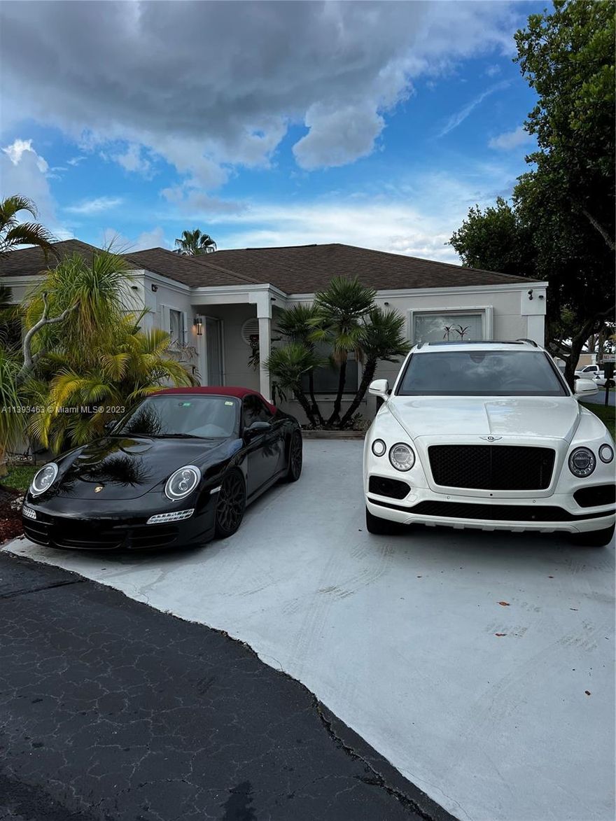 Priced to Sell. Amazingly remodeled Single family 3 bedroom 2 Bathroom in Private community “ Lakes By The Bay”. New Kitchen, Bathrooms, Italian imported ceramic floor. 
Wood deck with lounge, cooking and dining area.
A Must See!