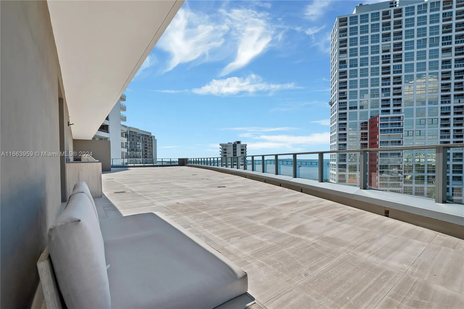 Miami, Florida 33131, United States, 1 Bedroom Bedrooms, ,2 BathroomsBathrooms,Residential,Active,42568