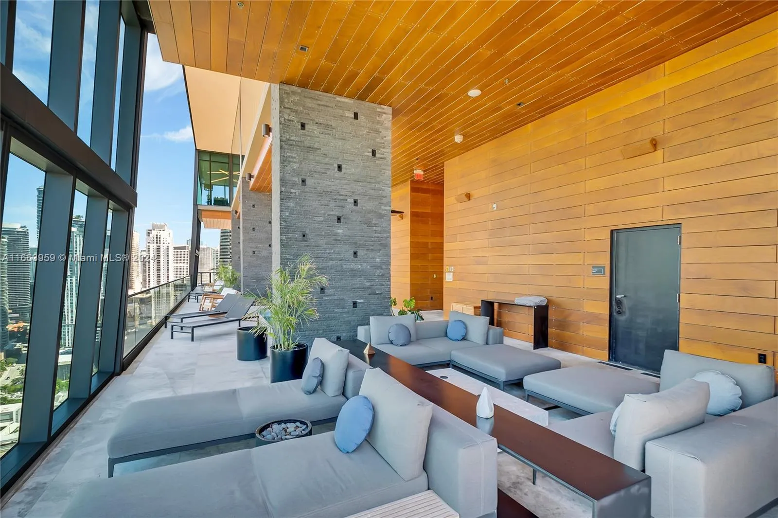 Miami, Florida 33131, United States, 1 Bedroom Bedrooms, ,2 BathroomsBathrooms,Residential,Active,42568