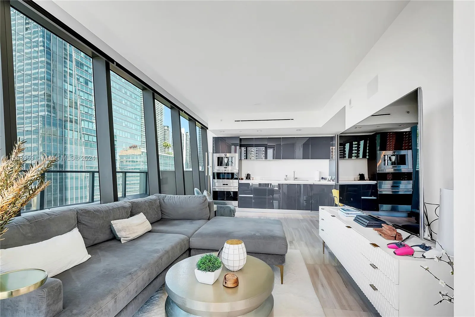 Miami, Florida 33131, United States, 1 Bedroom Bedrooms, ,2 BathroomsBathrooms,Residential,Active,42568