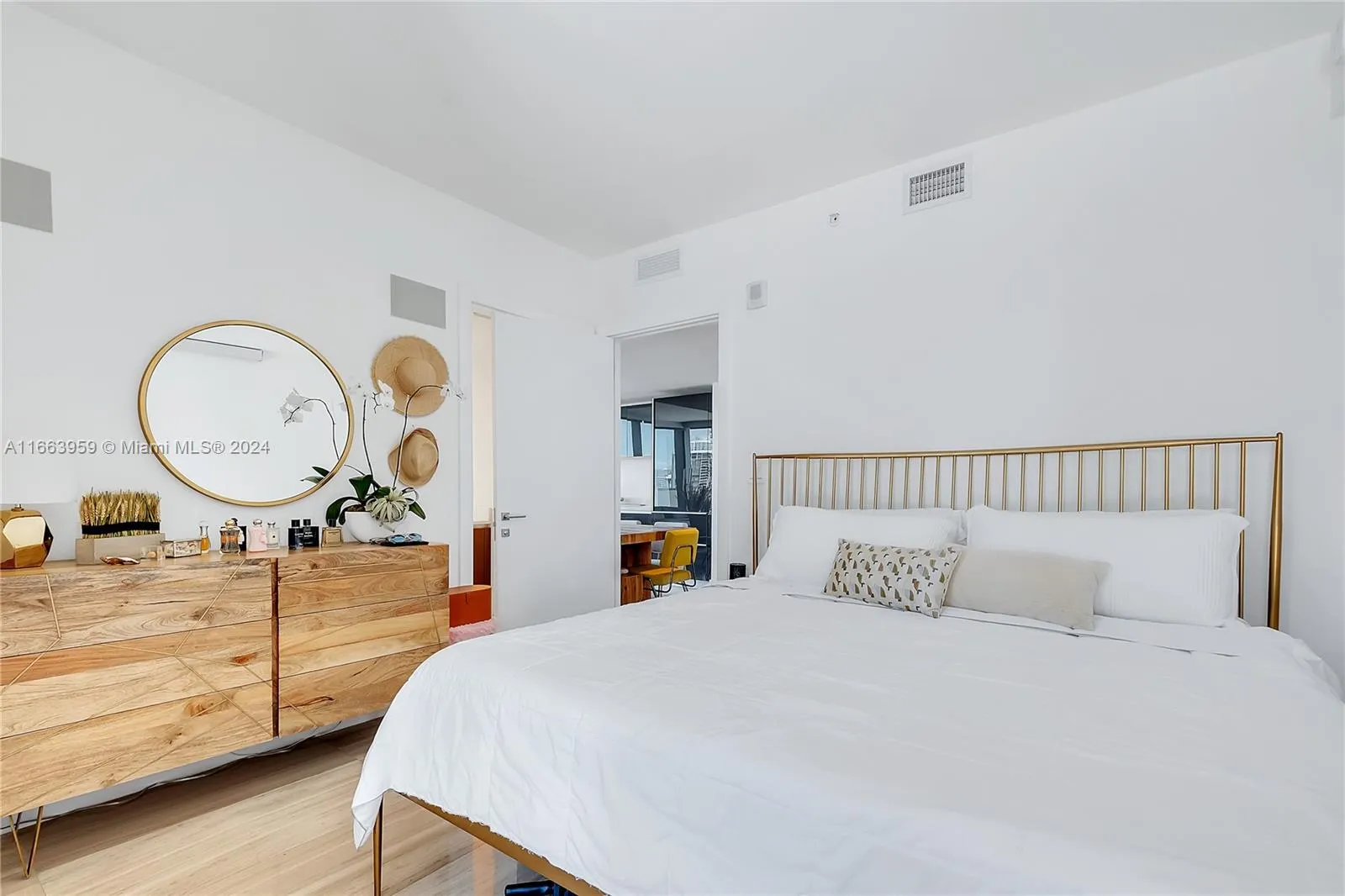 Miami, Florida 33131, United States, 1 Bedroom Bedrooms, ,2 BathroomsBathrooms,Residential,Active,42568