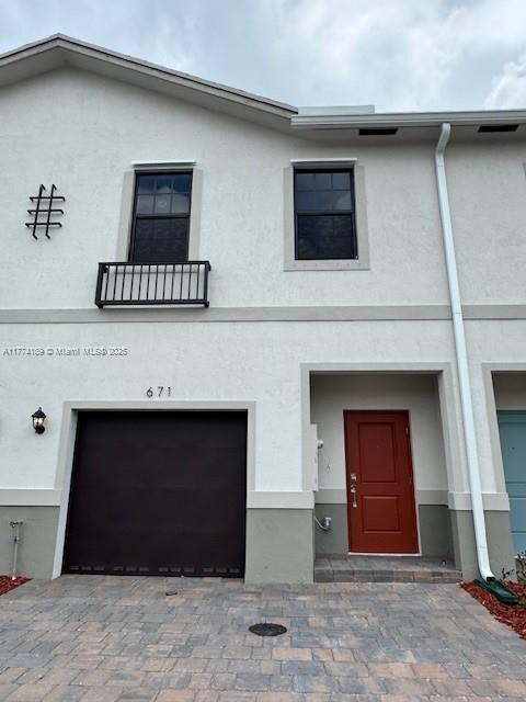 Gorgeous Inside unit new construction townhome. Featuring 3 bedrooms, 2.5 bathrooms, 1 car garage with walk in closets, and open floorplan. Includes stainless steel appliances, laundry closet and quartz countertops in kitchen and bathrooms. Centrally located near highways, commercial centers, schools, and entertainment.