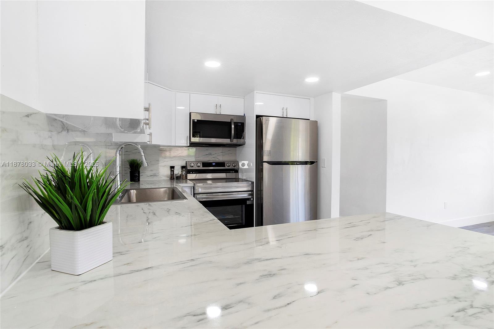 NO MIAMI EST SEC 3 - Residential