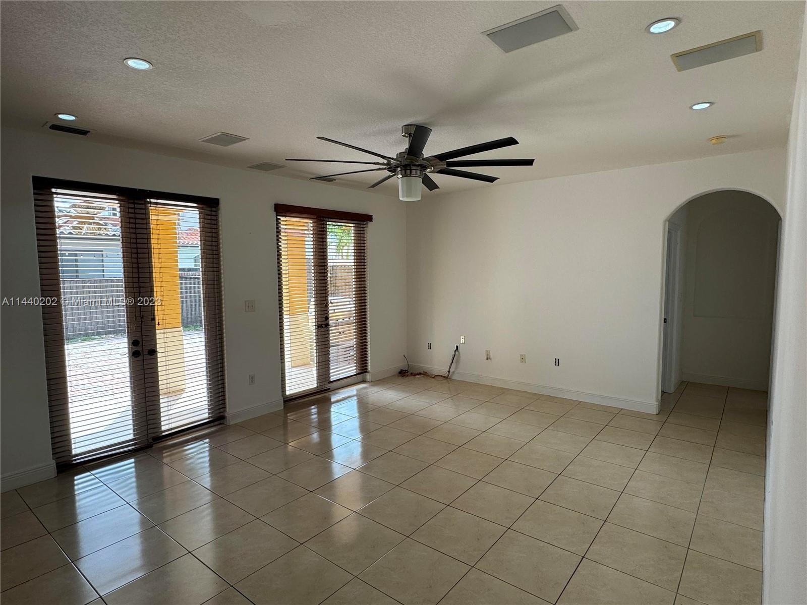 A B AT TAMIAMI TRAIL PHAS - Residential Lease