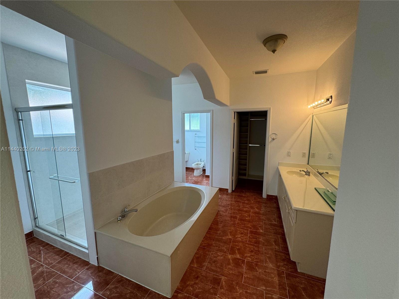 A B AT TAMIAMI TRAIL PHAS - Residential Lease