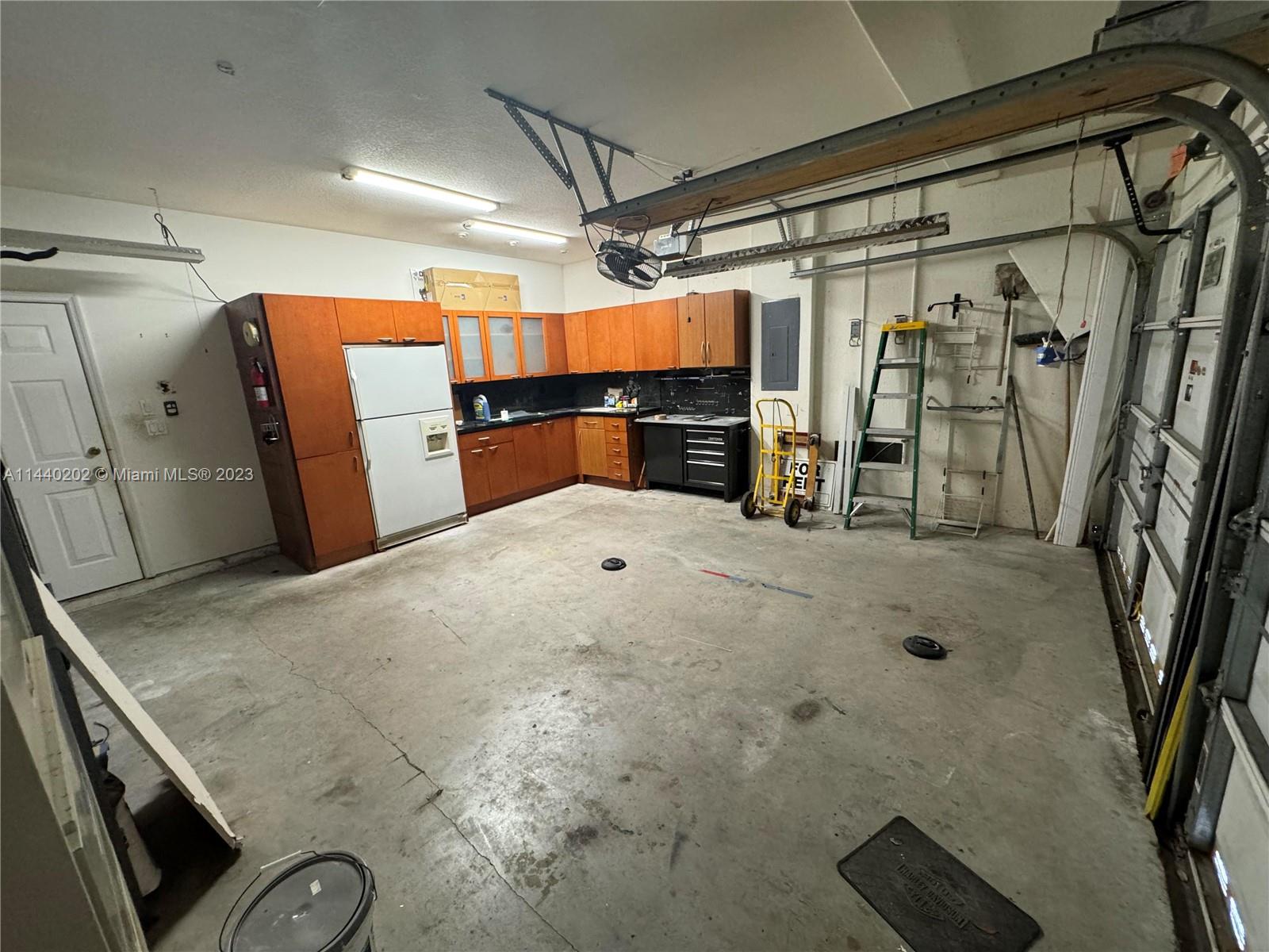 A B AT TAMIAMI TRAIL PHAS - Residential Lease