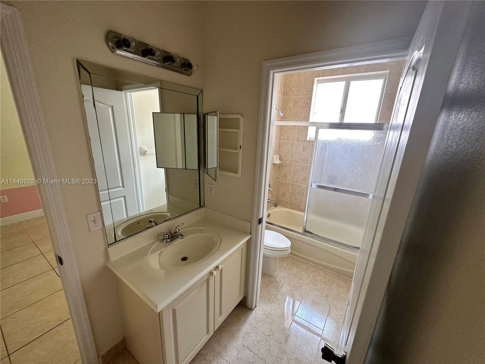 A B AT TAMIAMI TRAIL PHAS - Residential Lease