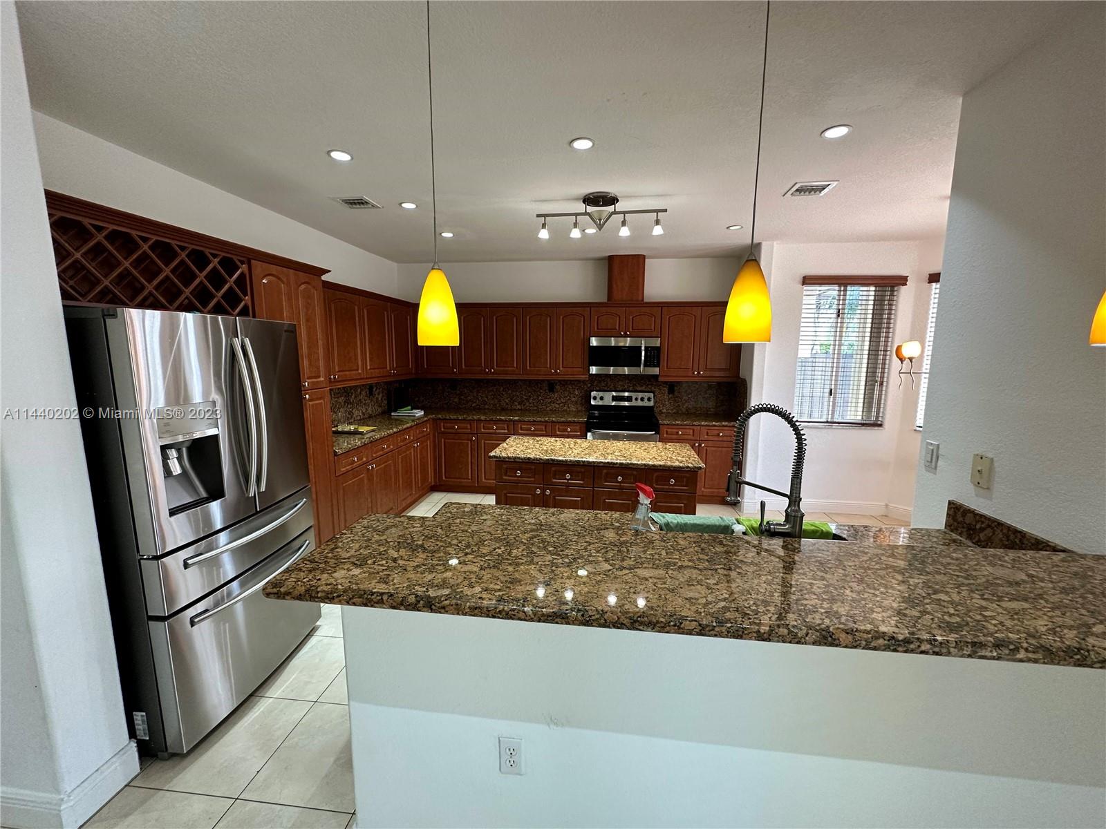 A B AT TAMIAMI TRAIL PHAS - Residential Lease