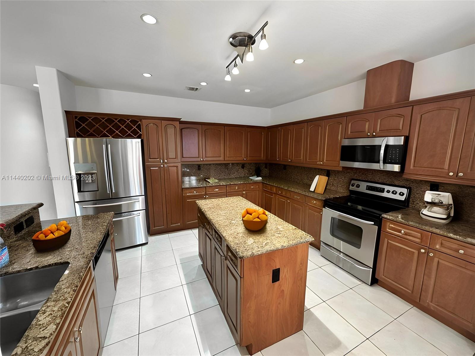 A B AT TAMIAMI TRAIL PHAS - Residential Lease