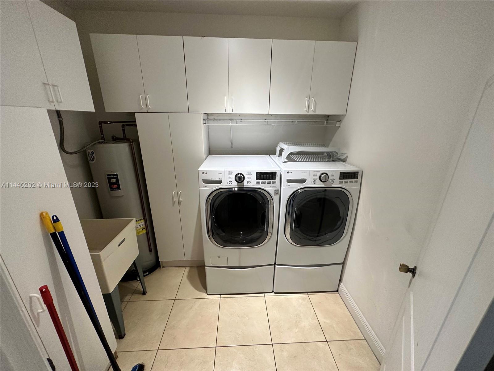 A B AT TAMIAMI TRAIL PHAS - Residential Lease