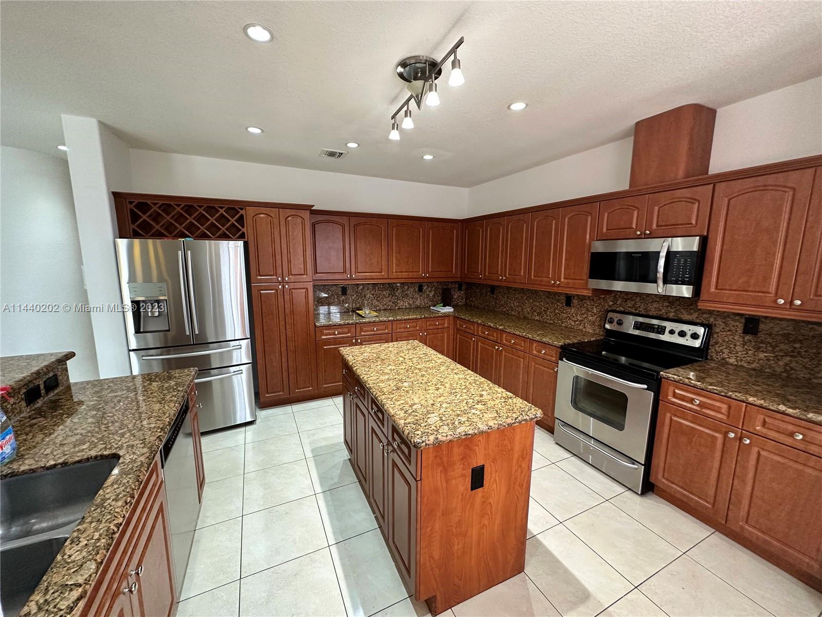 A B AT TAMIAMI TRAIL PHAS - Residential Lease