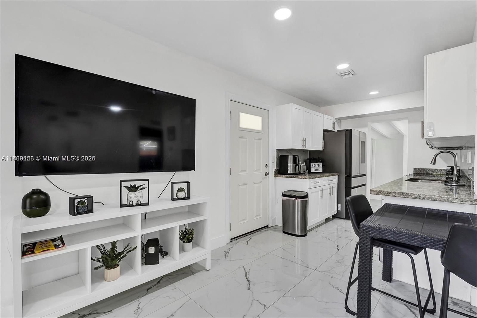 COLLIER MANOR FIRST ADD - Residential Lease