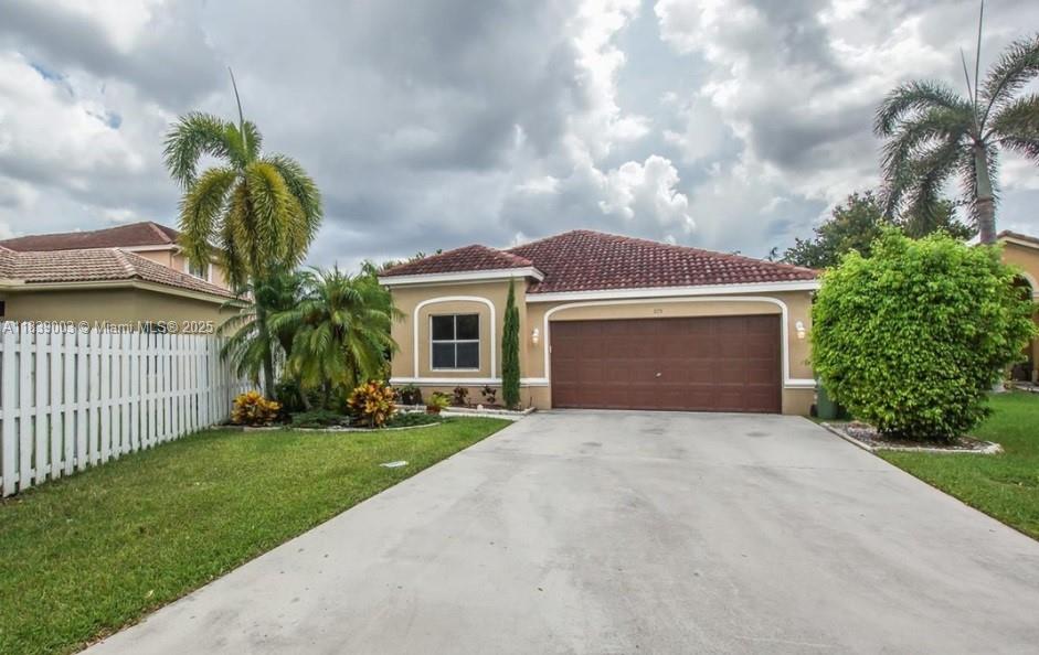 Beautiful one story house with 4 beds and 2 bath in a 24 hour guard gated community, huge backyard for family
entertainment. The Meadows is one of the best communities in Weston, close to everything. A+ schools for all
ages! Walking distance to Gator Run Elementary School, Gator Run Park, resort-style amenities including
basketball court, Olympic swimming pool, huge parks, & more. PLEASE HURRY AS THIS HOME WILL RENT
QUICKLY.