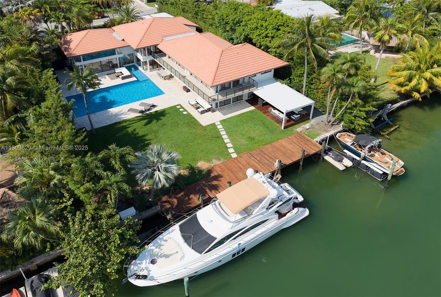 Key Biscayne Waterfront Home – Fully Furnished, Perfect for the Holiday Season
This expansive 5-bedroom, 5.5-bathroom residence offers luxurious living with 5,341 sq ft of air-conditioned space on a 16,000 sq ft lot. Enjoy water views from the large den and summer kitchen. The property features a sauna, a garage converted into a gym, and a private dock accommodating boats up to 70 feet.
Ideal for those seeking a luxurious and spacious summer retreat. Seasonal rental, price depends on length of rent.