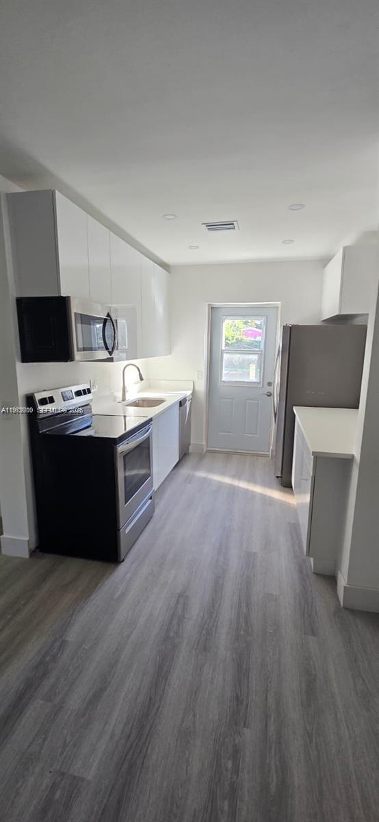 HOLLYWOOD ESTATES - Residential Lease