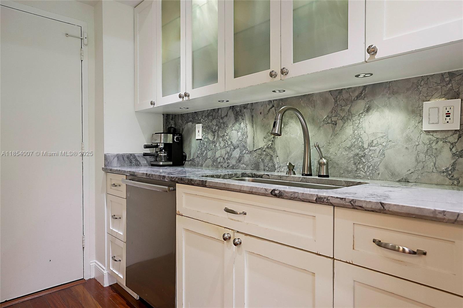 THE SHORES CONDO - Residential