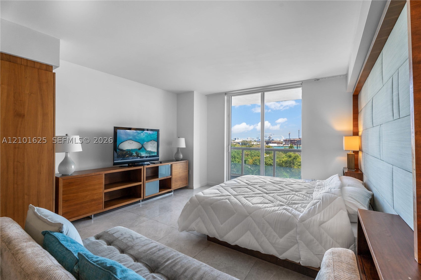 50 Biscayne Blvd 811