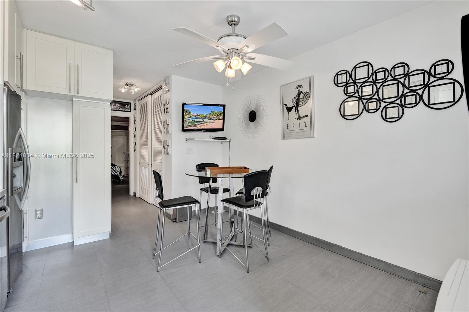 441 Collins Ave 4