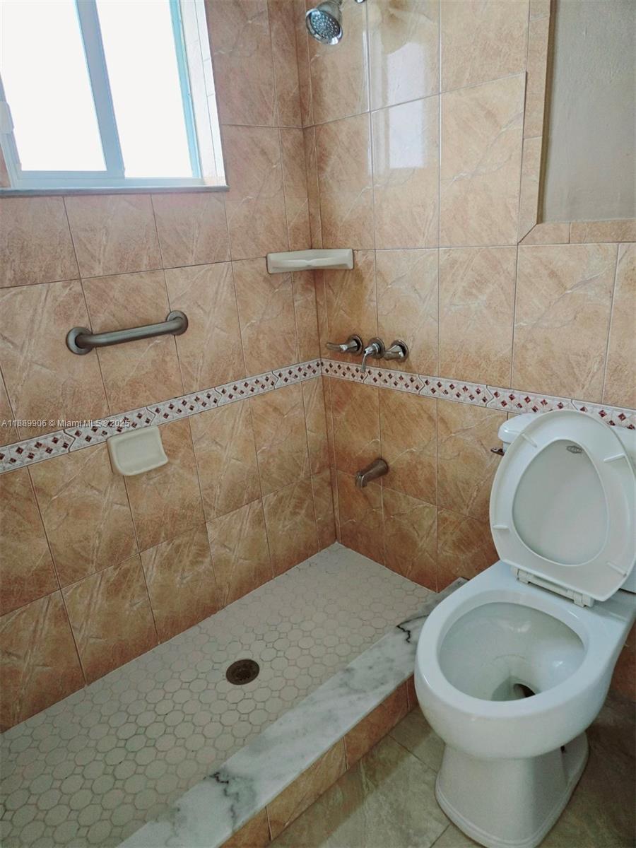 HIALEAH 9TH ADDN - Residential Lease