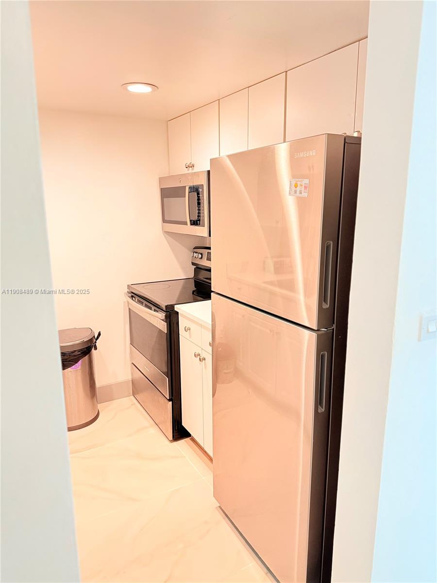 NO BAY WHITE HOUSE NO 3 C - Residential Lease