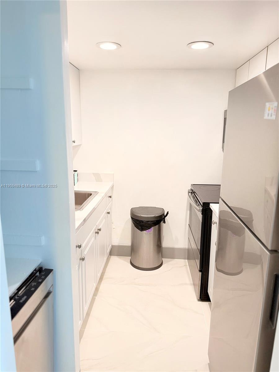 NO BAY WHITE HOUSE NO 3 C - Residential Lease