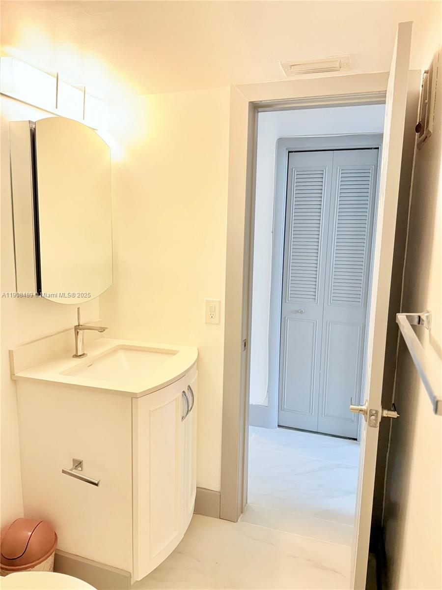 NO BAY WHITE HOUSE NO 3 C - Residential Lease