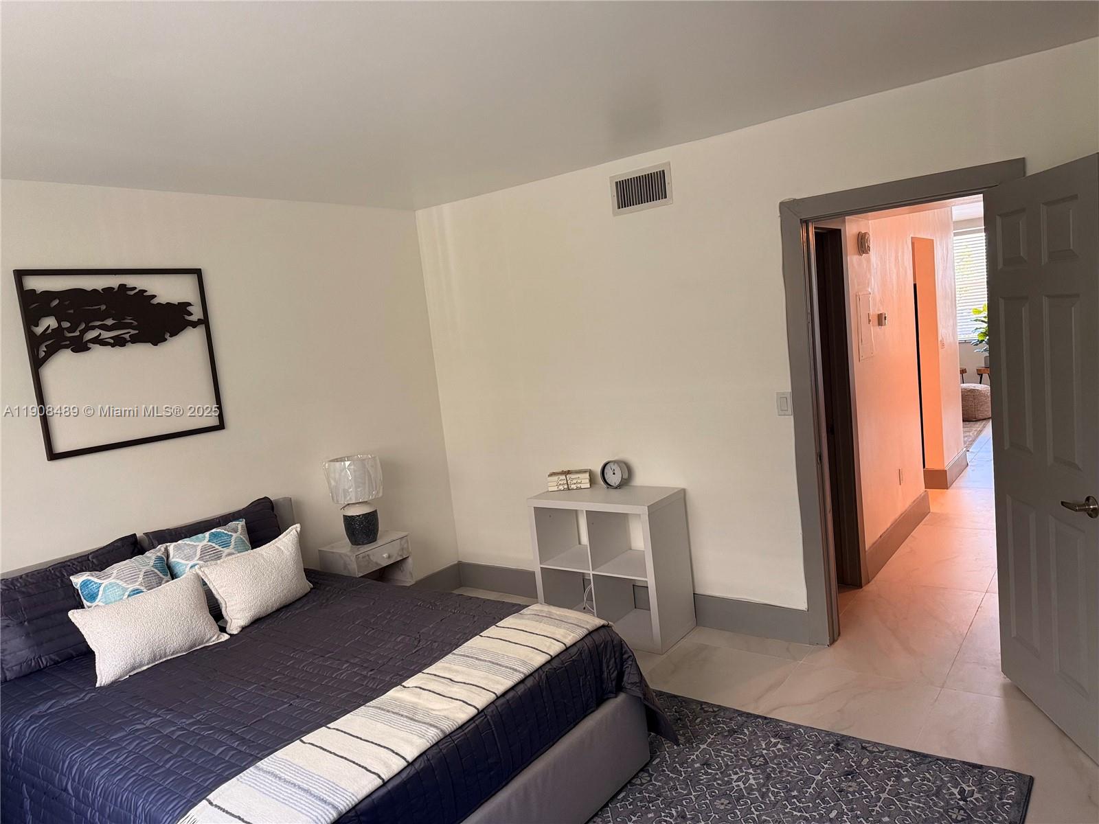 NO BAY WHITE HOUSE NO 3 C - Residential Lease