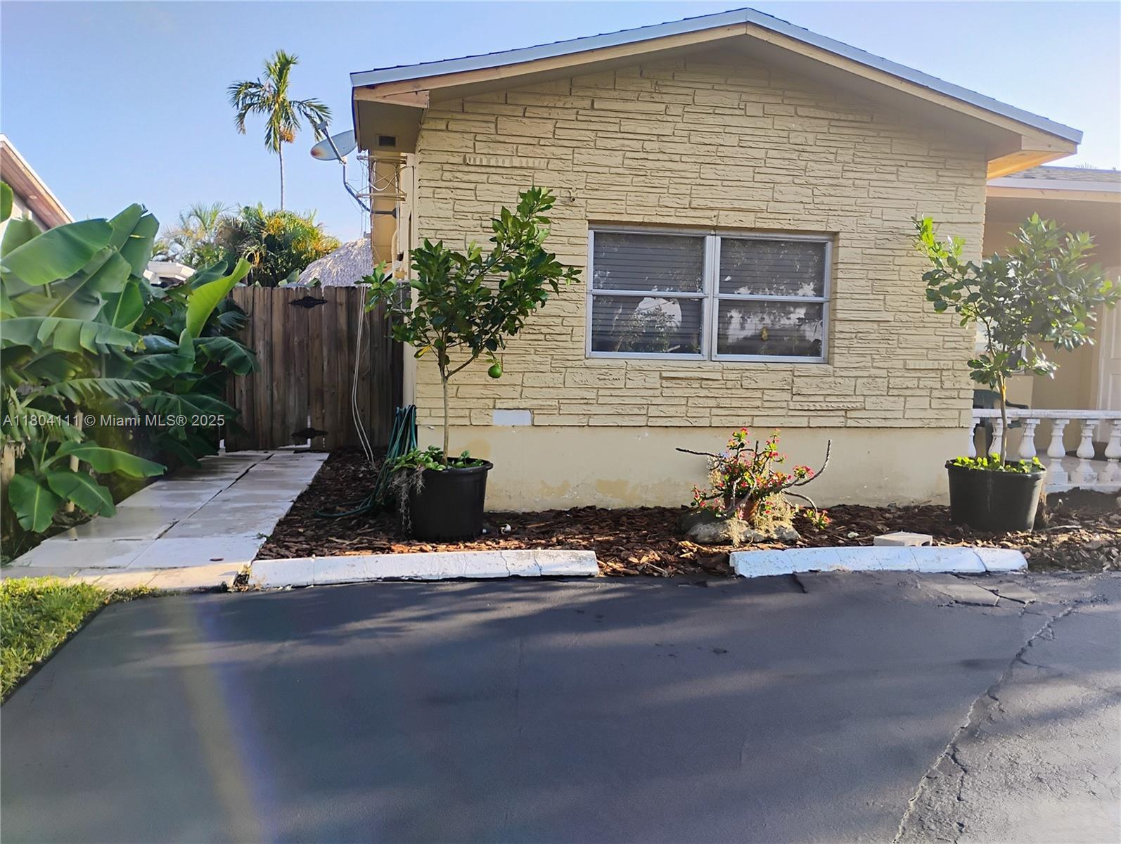 Rental Property at 4121 Thomas St 1, Hollywood, Broward County, Florida - Bedrooms: 1 
Bathrooms: 1  - $1,375 MO.
