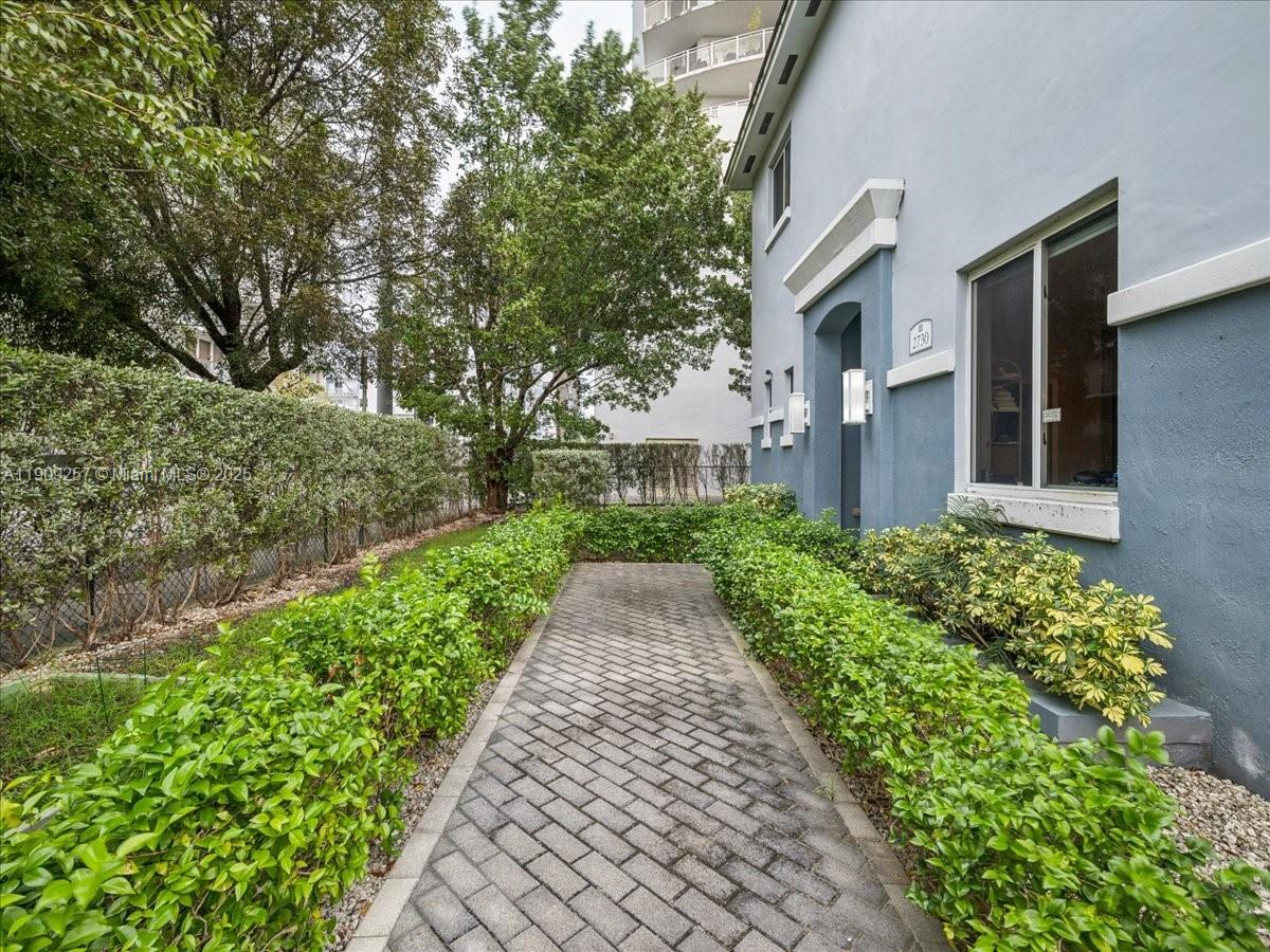 GATEWAY TO THE GROVE COND - Residential Lease