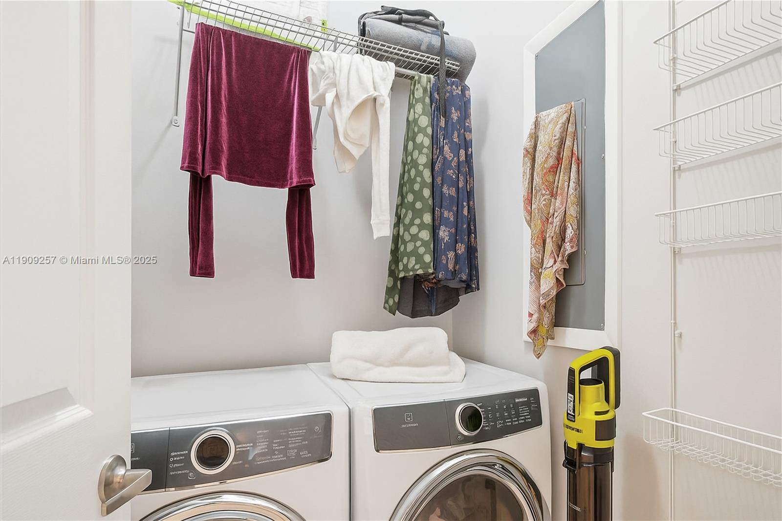 GATEWAY TO THE GROVE COND - Residential Lease