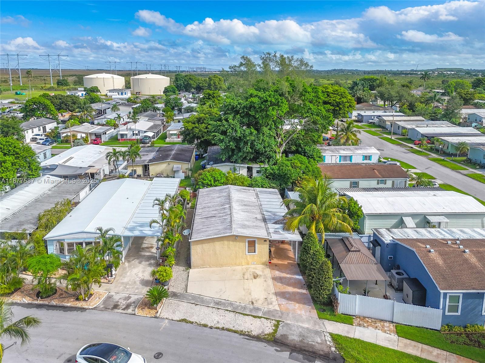Well mantained Home 4 BED 2 Bath. Discover tranquility in the Heritage community!
YOU OWN THE LAND—NO LOT RENT FEES! Low HOA of $103/month. Backyard with fruit trees: Jocote, Mango, Plantain, Chirimoya, Guava. Updates include Central A/C (2020), wall A/C in three bedrooms, and water heater (2025). Walk-in closets in each bedroom, fourth bedroom with woodrow closet. Perfect for extended family, guests, or a private family place!