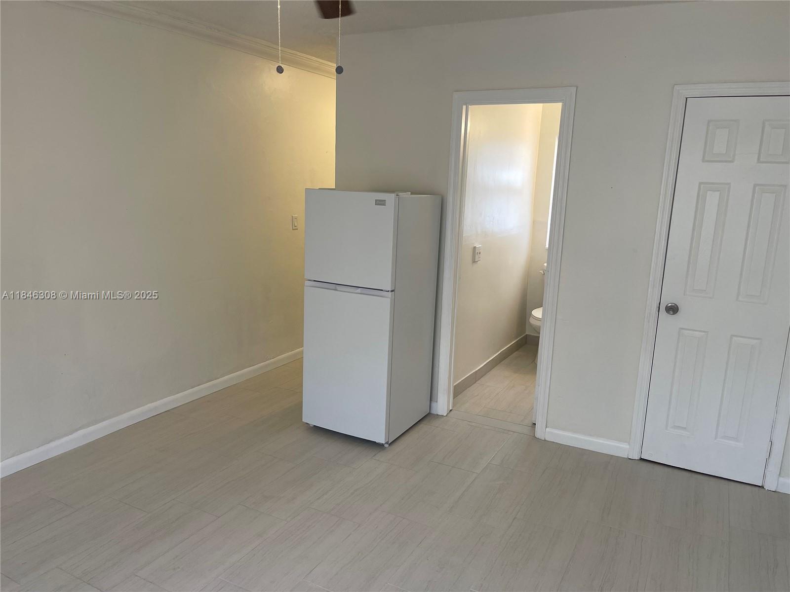 Newly renovated efficiency apartment. Corner property with private offstreet parking. Laundromat and convenience stores right across the corner. Conveniently located near public transportation.