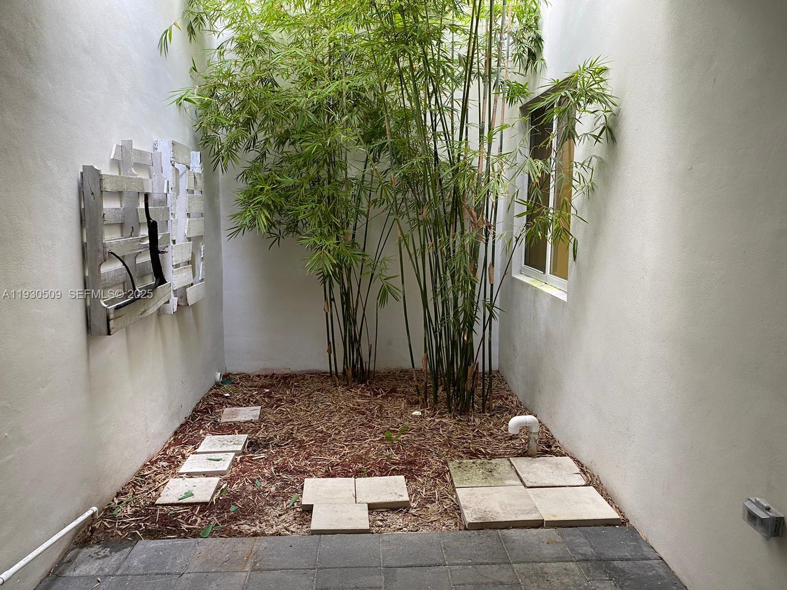 LANDMARK AT DORAL CENTRAL - Residential Lease