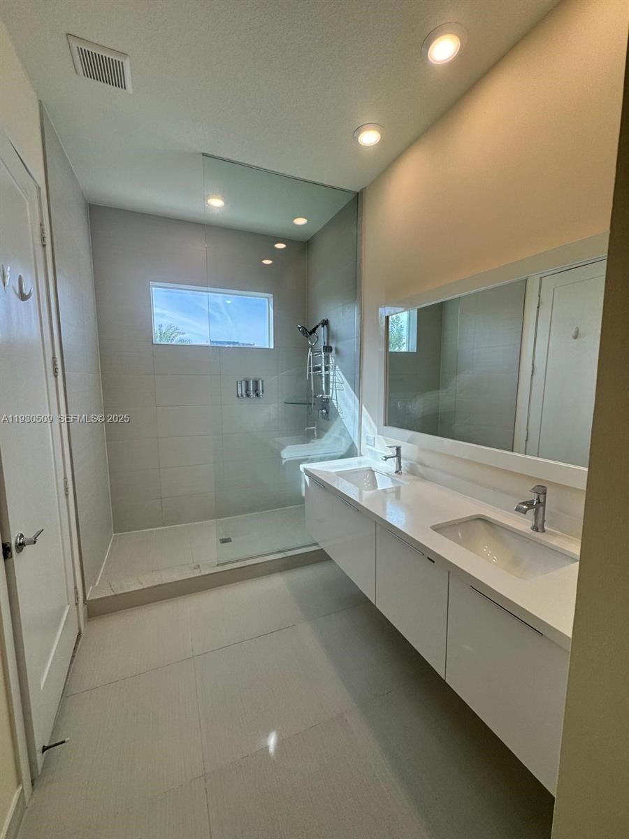 LANDMARK AT DORAL CENTRAL - Residential Lease