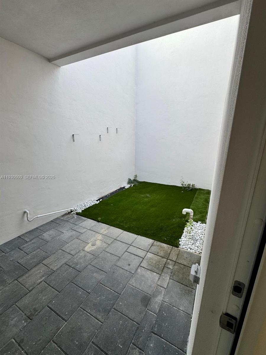 LANDMARK AT DORAL CENTRAL - Residential Lease