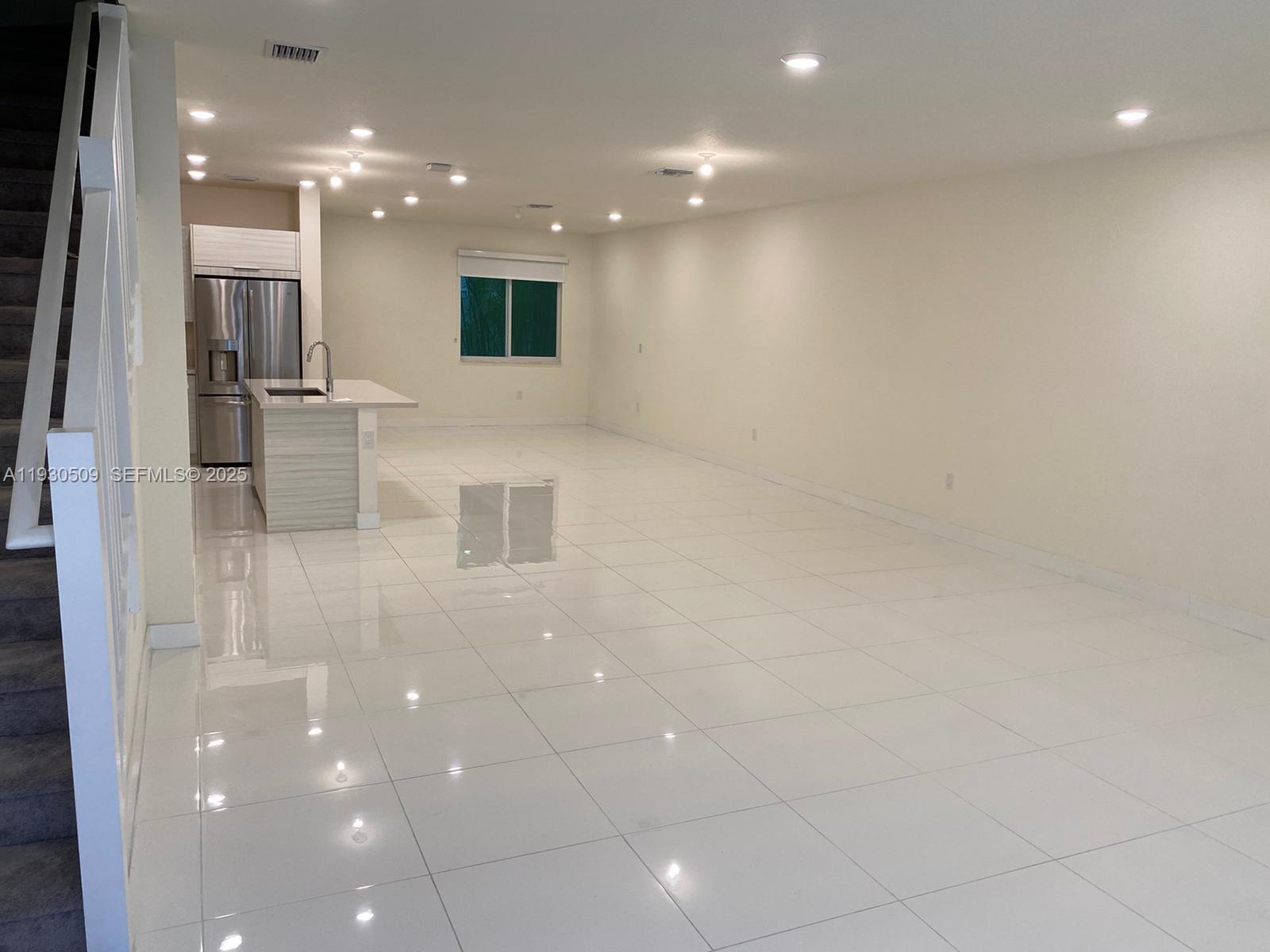 LANDMARK AT DORAL CENTRAL - Residential Lease