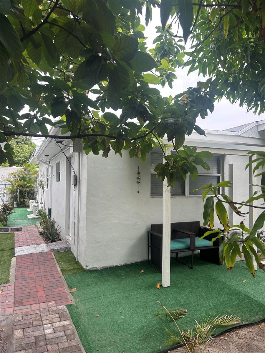 Cozy efficiency for rent. Electricity and water included. The unit includes separate entrance for added privacy,
digital electric glass stove top, dedicated tankless water heater, refrigerator, a/c splinter, one assigned parking,
washer and dryer on-site, covered patio; fruit trees; walking distance to neighborhood parks, the Hardrock and
supermarkets. Rapid approval for qualified tenant. First, last and security deposit required.