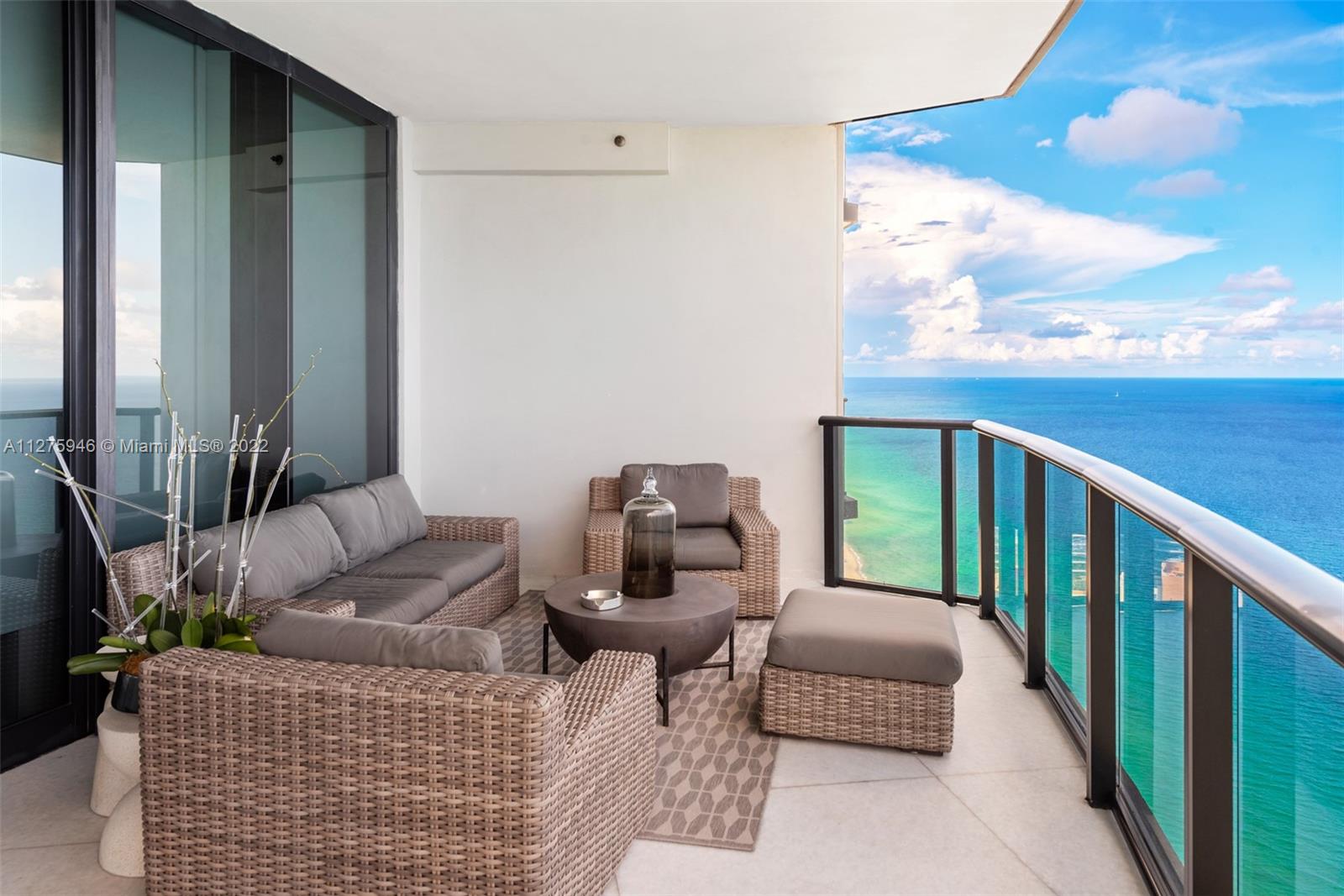 PORSCHE DESIGN TOWER - Residential