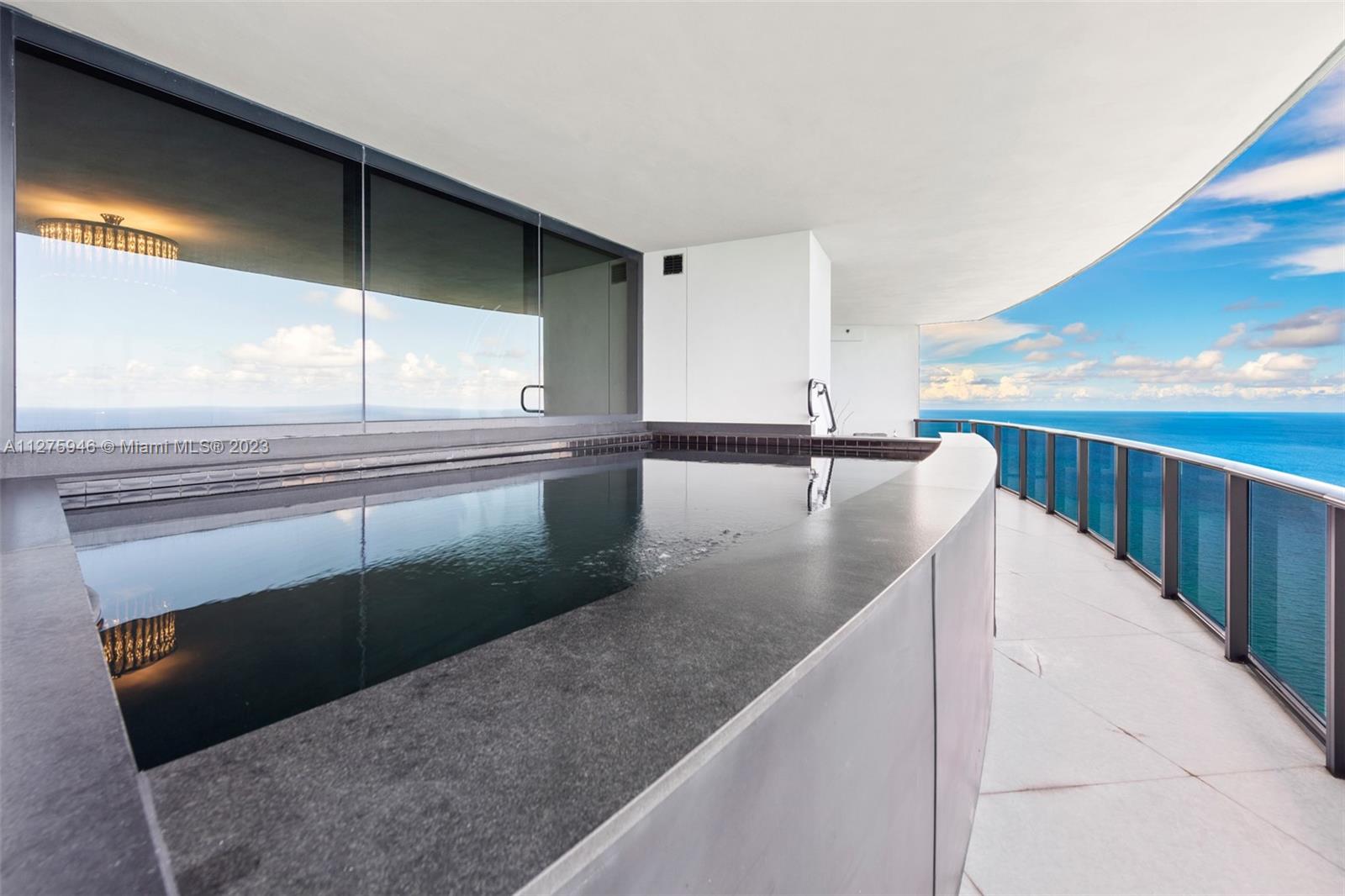 PORSCHE DESIGN TOWER - Residential