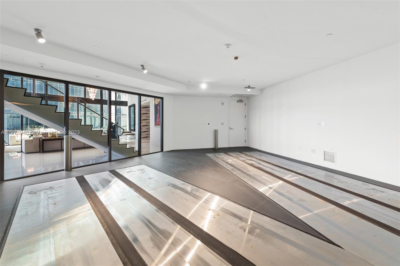 PORSCHE DESIGN TOWER - Residential