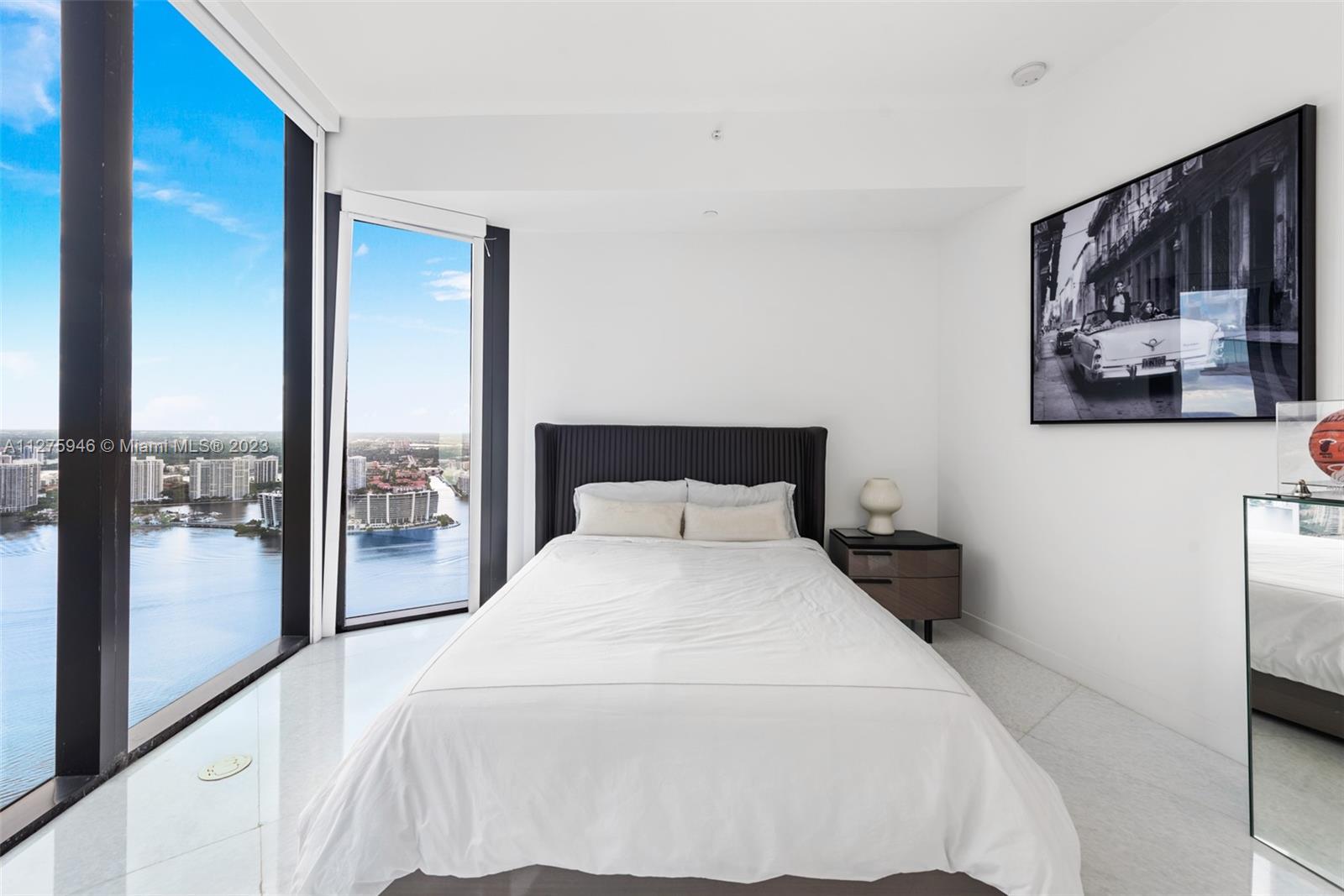 PORSCHE DESIGN TOWER - Residential