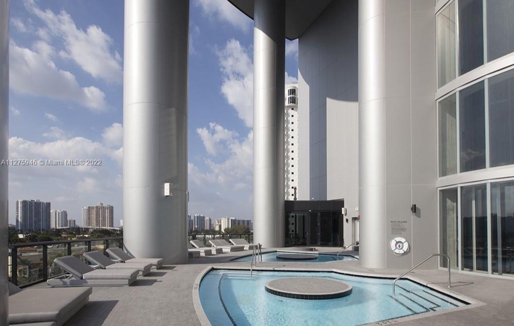 PORSCHE DESIGN TOWER - Residential