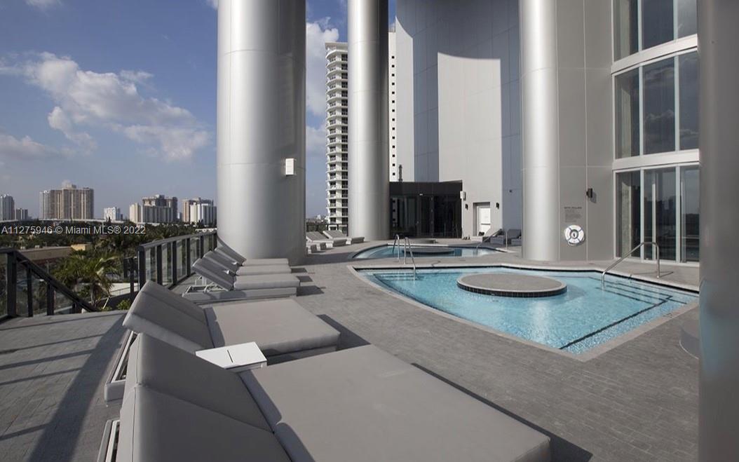 PORSCHE DESIGN TOWER - Residential