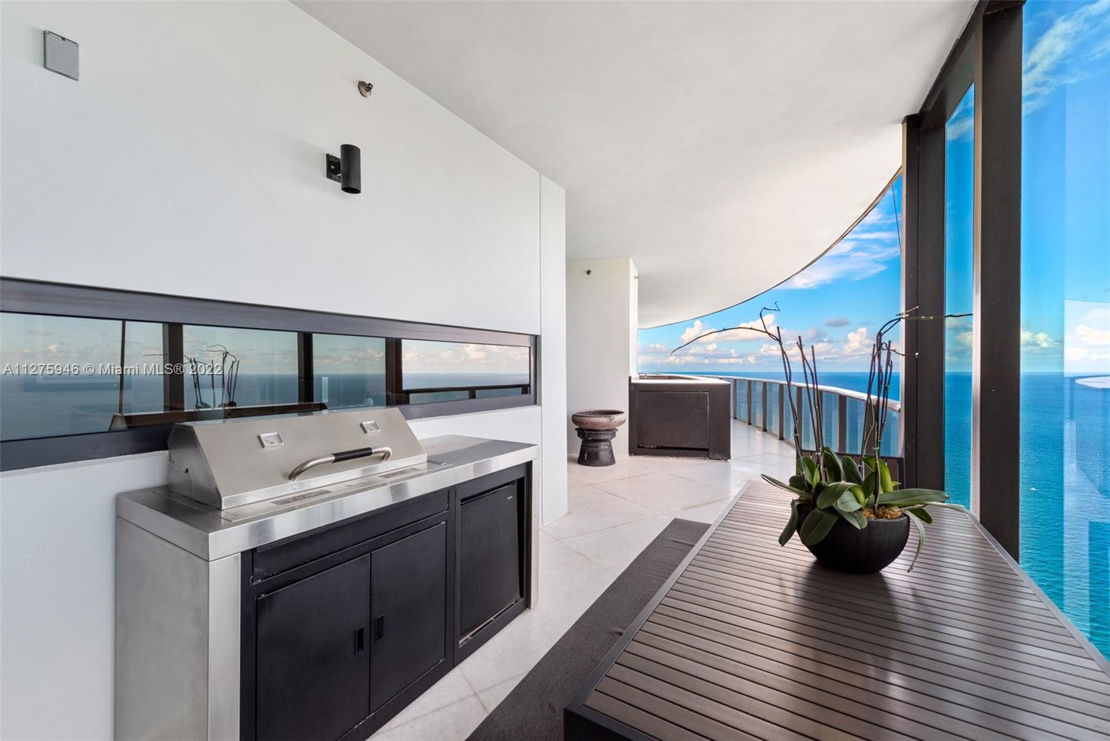 PORSCHE DESIGN TOWER - Residential