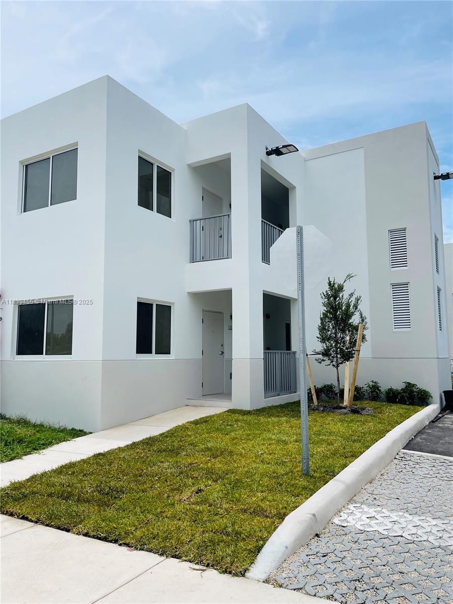 ?? 1-Week Only! Get a $500 Move-In Credit with approved app + 1 mo. security. Don’t miss out—schedule your showing today or join our Open House Sept. 6, 11–3pm! Offer is from 9/3/25 to 9/9/25.
Brand-new boutique building with only 8 units, offering privacy and comfort. Each spacious 2-bedroom, 2-bath residence features a modern design with stainless steel appliances, in-unit washer and dryer, and stylish finishes throughout.
Request a tour today and claim it before anyone else does!