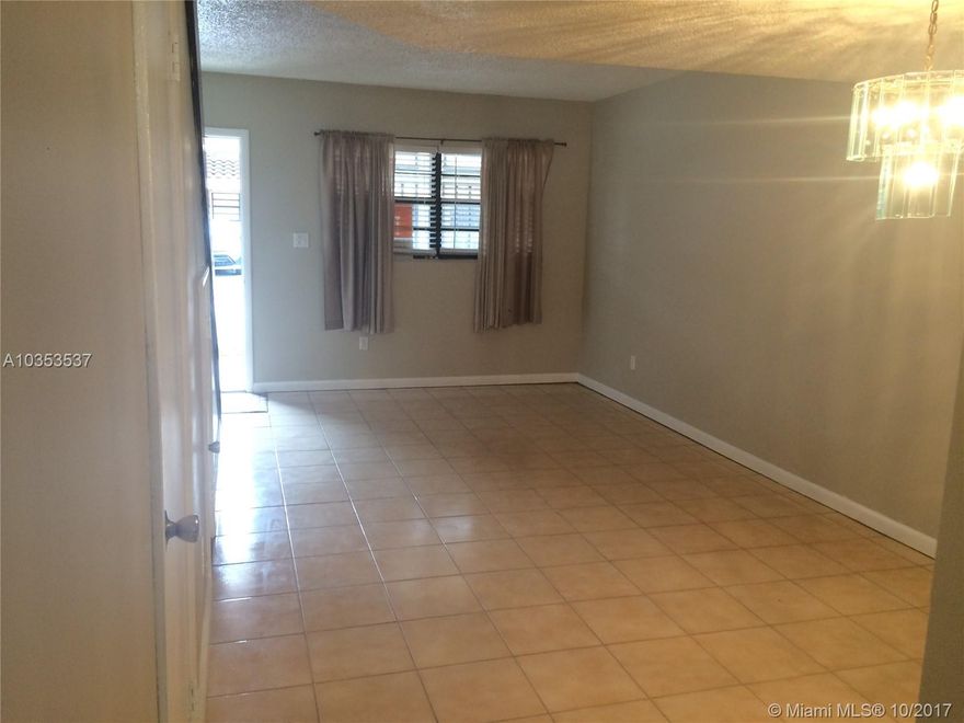 Very centrally located town house with 2 bedrooms and one and a half bathrooms, fully equipped and updated kitchen, washer and dryer. large patio and 2 assigned parking spaces.