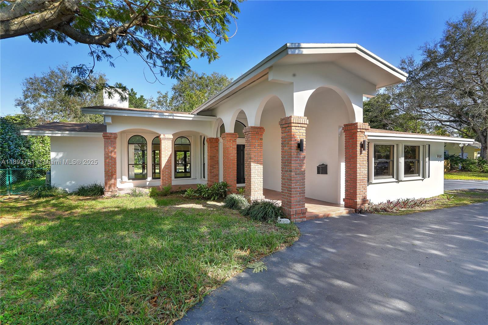 ROCK LAKE - Residential Lease