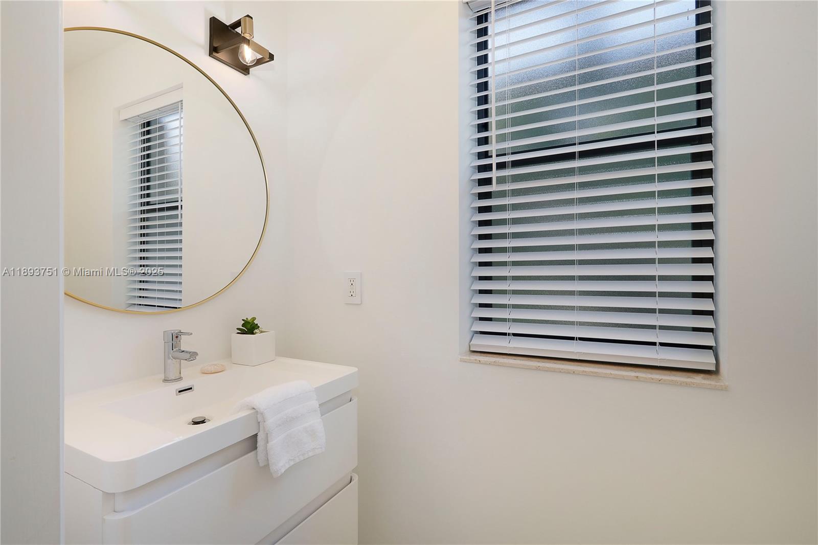 ROCK LAKE - Residential Lease