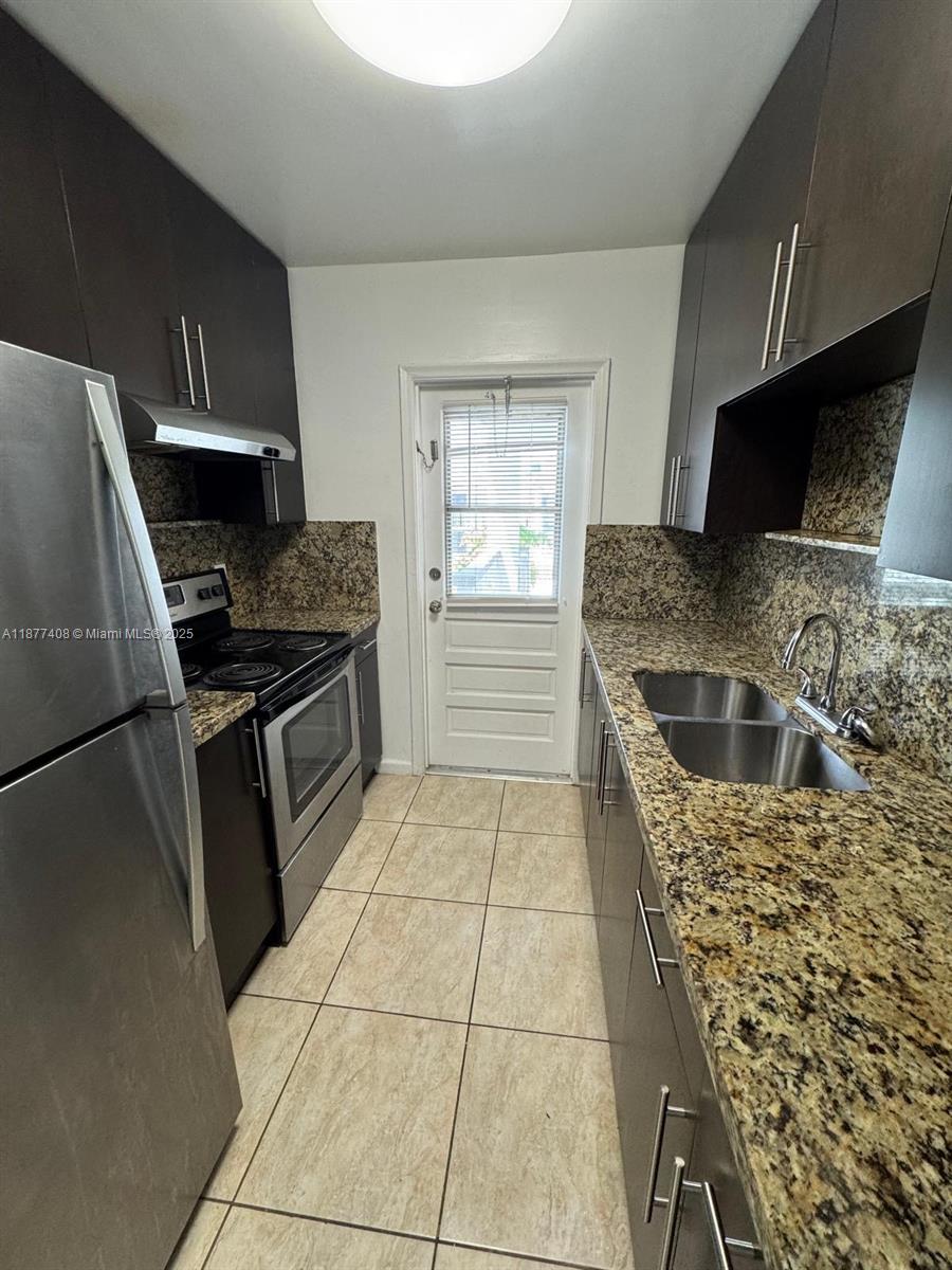 HOLLYWOOD HILLS - Residential Lease